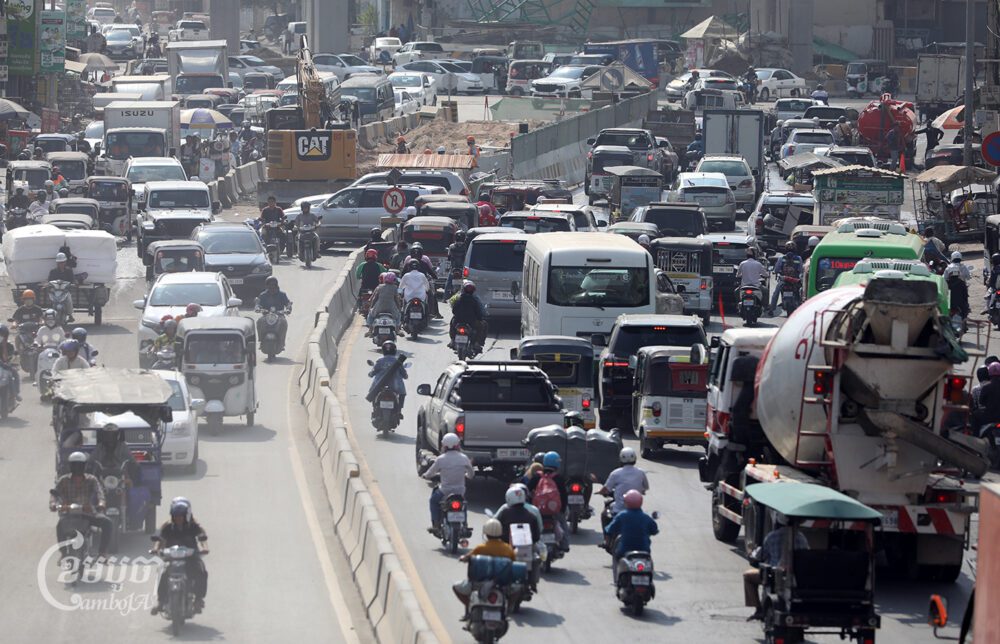 Traffic jam in Phnom Penh on February 19, 2024. (CamboJA/ Pring Samrang)