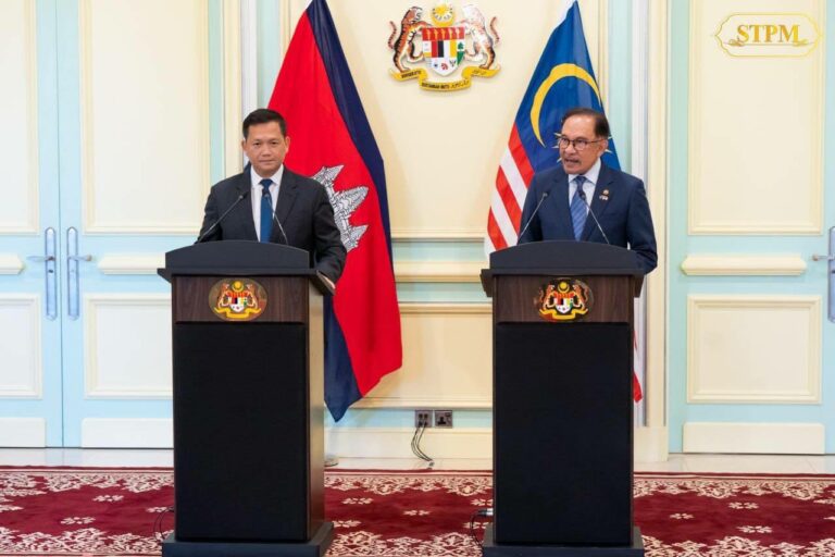 Prime Minister Hun Manet and Malaysian Prime Minister Anwar Ibrahim at a joint press conference at Kuala Lumpur, February 27, 2024. (Hun Manet’s Facebook)
