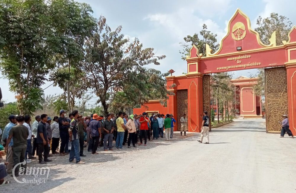 About 100 Siem Reap villagers gathered at Battambang Court of Appeal to support the three people who were being questioned on February 29, 2024. (CamboJA/Sok Savy)