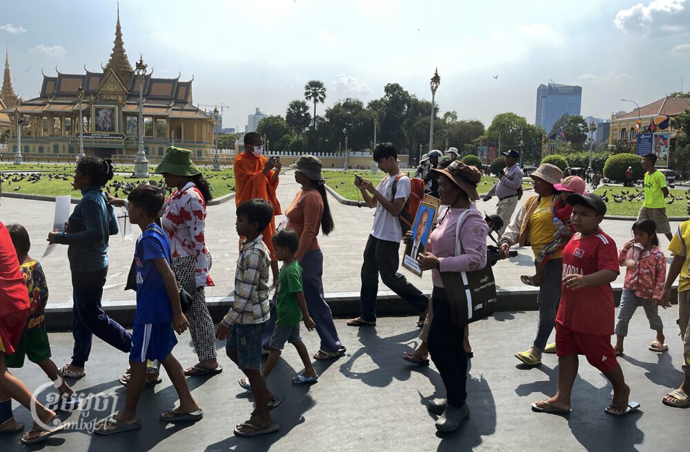 Boeung Tamok community residents and their children march to the Royal Palace to submit a petition to the King to seek his help to resolve their land dispute, March 18, 2024. (CamboJA/Pring Samrang)