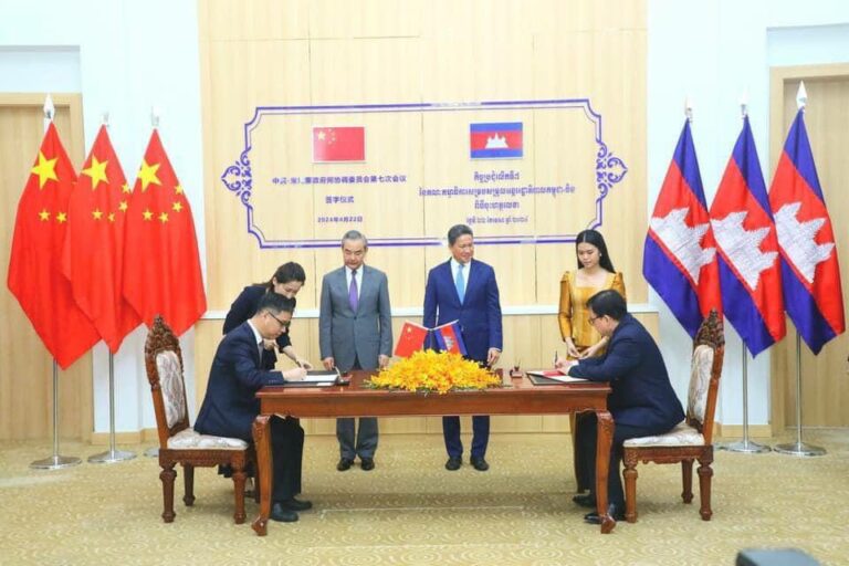 Deputy Prime Minister Sun Chanthol, first vice president of the Council for the Development of Cambodia, (standing, second from right) and Wang Yi, Chinese Minister of Foreign Affairs (standing, second from left), witness the signing of agreements in Phnom Penh on April 22, 2024. (Picture from CDC page)
