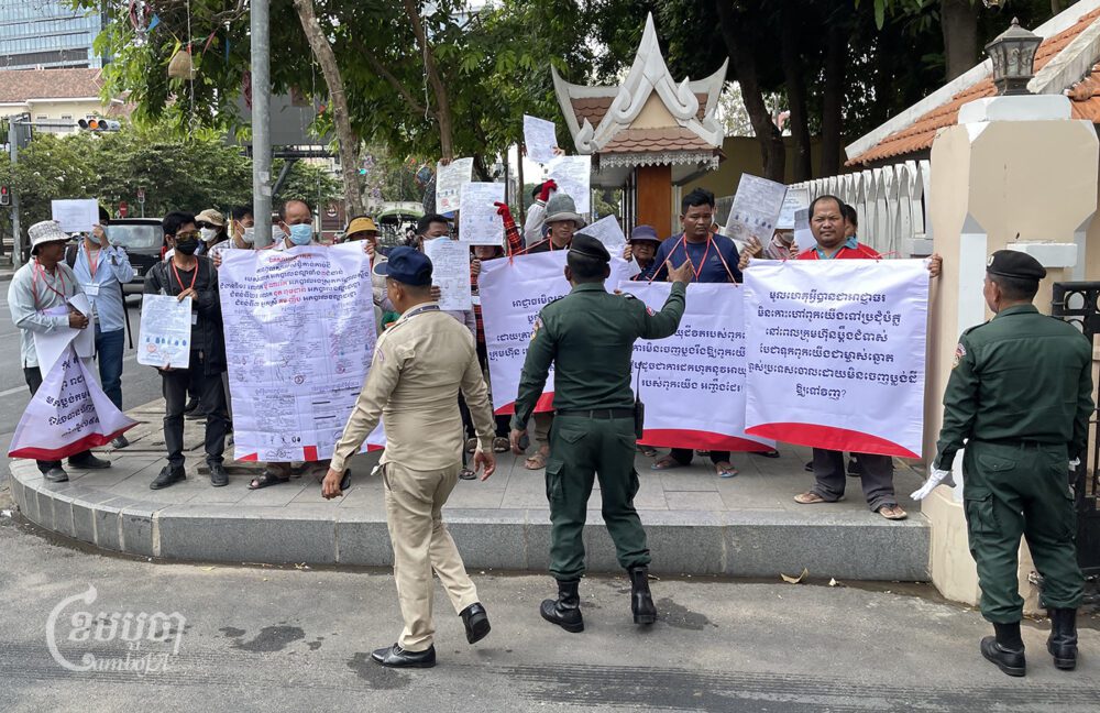 About 40 villagers gathered in front of the City Hall to ask for an intervention on the overlapping land title with Eco Megapolis Development Cooperation Co Ltd, April 10, 2024. (CamboJA/Pring Samrang)