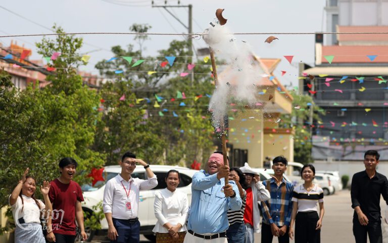 University students and teachers play a traditional game, ‘veay ka’am’ (break a pot) to celebrate Khmer New Year at a university in Phnom Penh, April 5, 2024. (CamboJA/Pring Samrang)