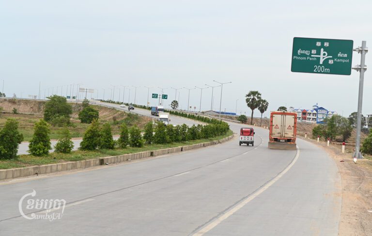 Vehicles drive along the third ring road which has been named Xi Jinping Boulevard by the government, May 29, 2024. (CamboJA)