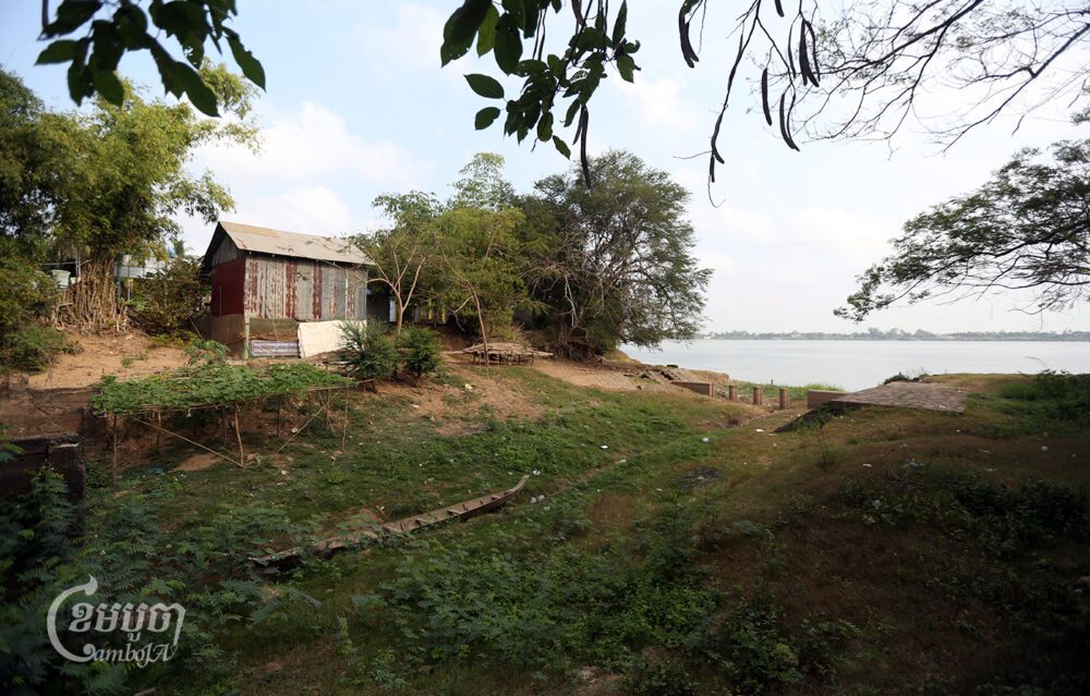 A tin-roofed house, which is on the bank of the Mekong River, on March 1, 2024. The area is at the starting point of the Funan Techo Canal project along the Preak Takeo stream in Kien Svay district, Kandal province. (CamboJA/Pring Samrang)