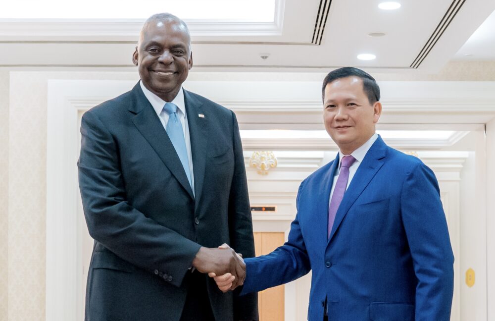 Cambodian Prime Minister Hun Manet (R) shakes hands with U.S Secretary of Defense Lloyd Austin at the Peace Palace in Phnom Penh on June 4, 2024. (AKP)