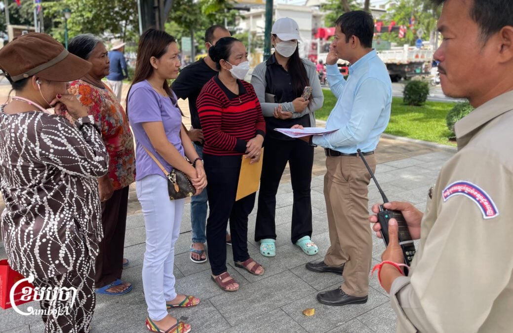 Railway community in Toul Kork district request the City Hall for onsite development, June 19, 2025. (CambJA/Pring Samrang)