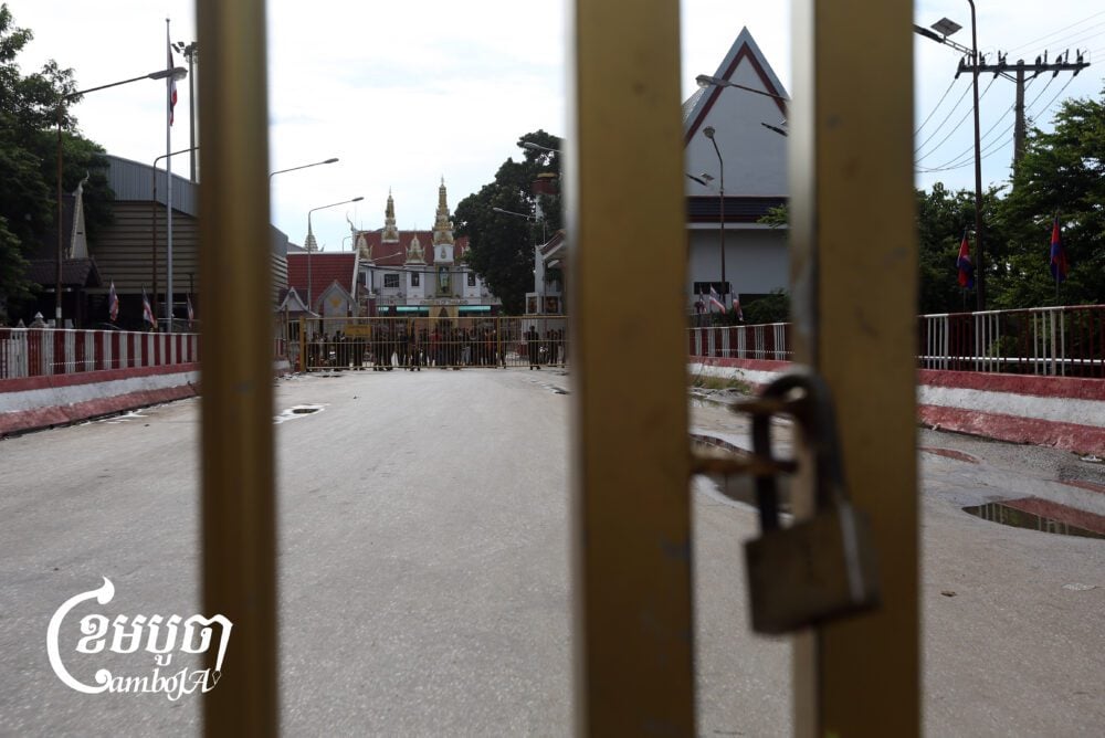 Cambodian police close the Poipet International border gate soon after Thailand shut its side. June 8, 2025. (CamboJA/Pring Samrang)