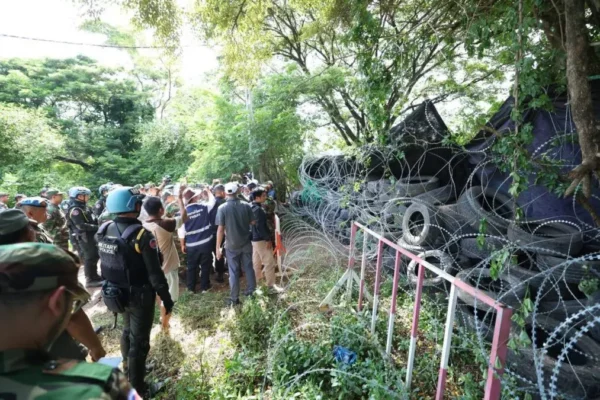 Journalists report on the border issue as Cambodian authorities assist the ASEAN Interim Observer Team (IOT) who visited a village in O’Chrov district, Banteay Meanchey where the Thai military laid barbed wire to block a road and encircle several villagers’ houses, on August 14, 2025. (AKP)