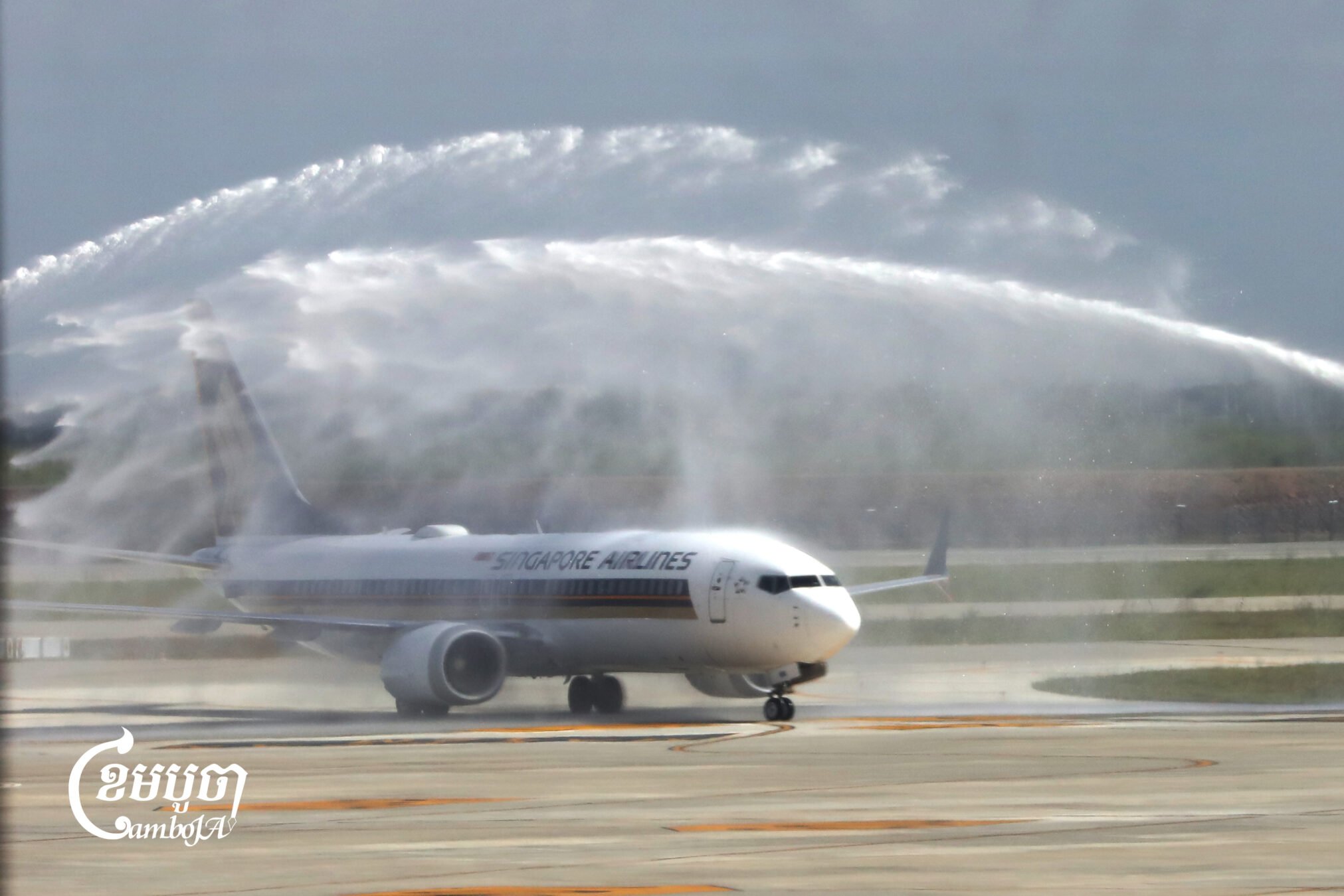 Singapore Airlines touches down in Techo International Airport for the first time as the airport opens for business on September 9, 2025. (CamboJA/Pring Samrang)