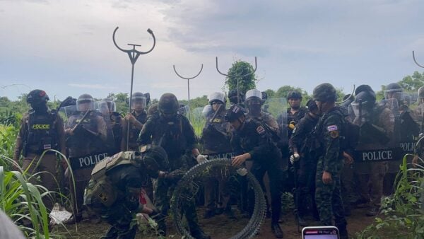 Thai military install razor wire in disputed parts of Prey Chan village, Banteay Meanchey province, Sep. 17, 2025. (Photo: Defense Ministry spokesperson)