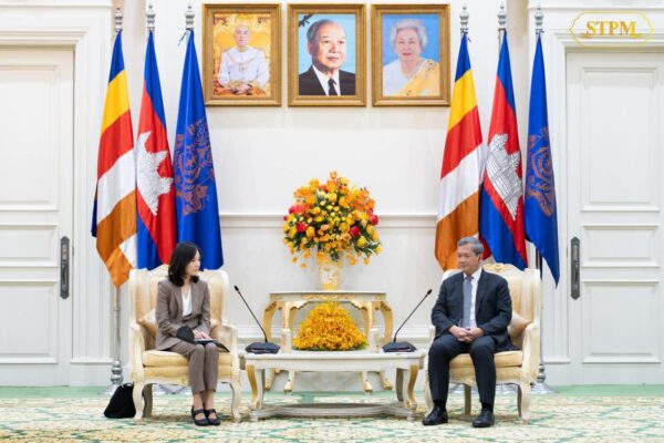 Prime Minister Hun Manet holds a meeting with Second Vice Foreign Minister Jina Kim of South Korea to discuss combating online scams. The meeting took place in Phnom Penh on Oct. 16, 2025. (Hun Manet’s Facebook)