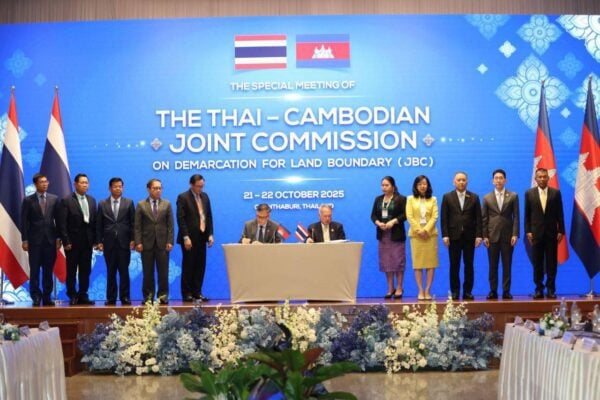 Delegations from Cambodia and Thailand sign agreement during a JBC meeting. Oct. 22, 2025. (A photo post on Hun Manet’s Facebook)