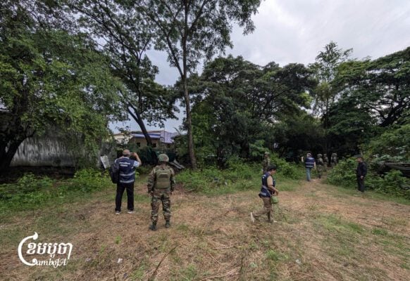 News reporters visit Chouk Chey village, a disputed border area where Thai forces have installed razor-wire barricades. Sept. 19, 2025 (CamboJA/Yarn Soveit)