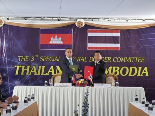 National Defense Minister Tea Seiha announces the ceasefire agreement with his Thai counterpart Nattaphon Narkphanit during the special GBC meeting on December 27, 2025. (National Defense Ministry’s Facebook)