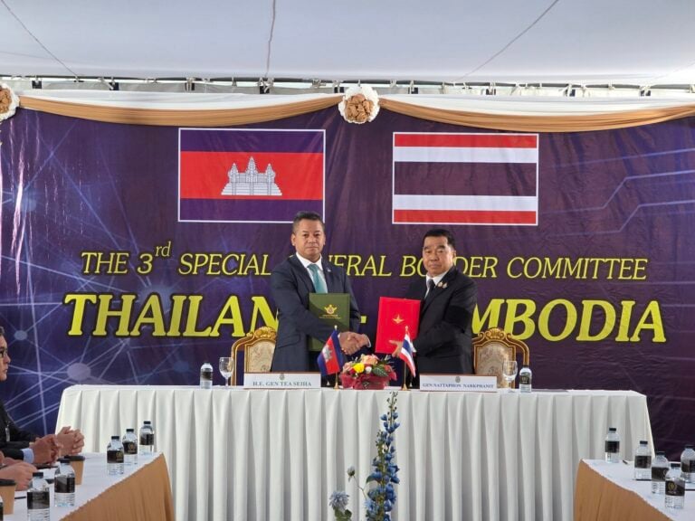 National Defense Minister Tea Seiha announces the ceasefire agreement with his Thai counterpart Nattaphon Narkphanit during the special GBC meeting on December 27, 2025. (National Defense Ministry’s Facebook)