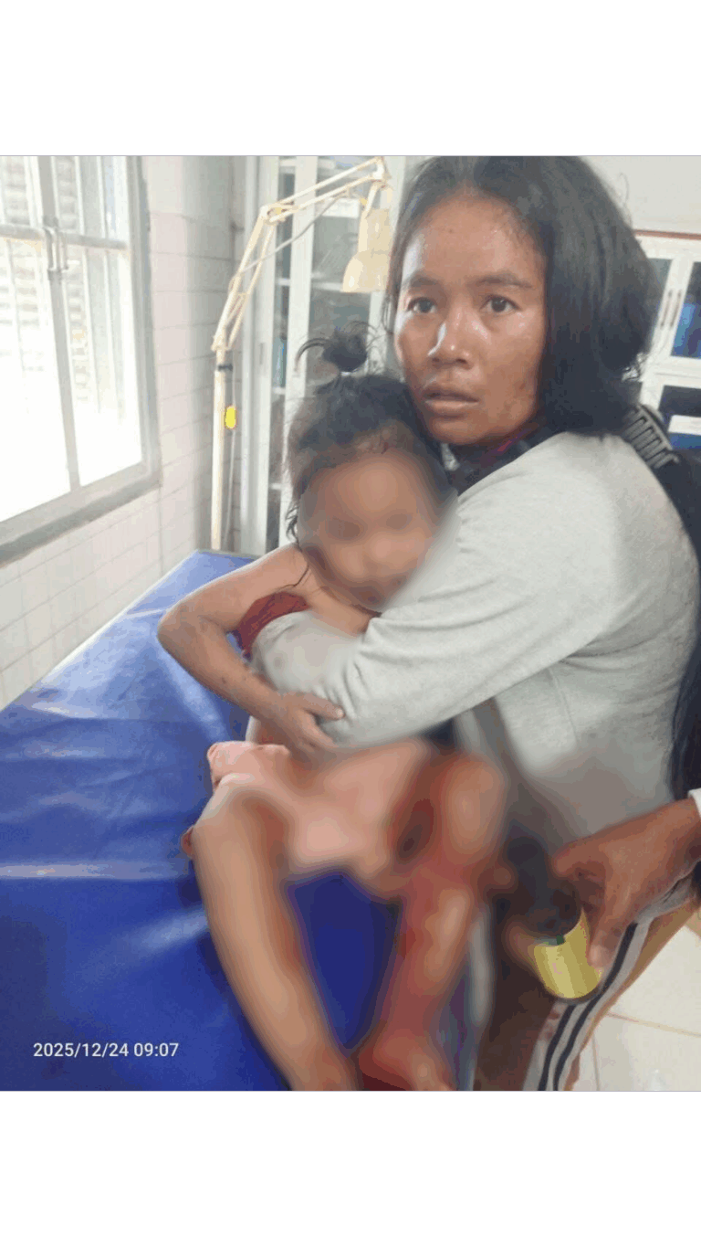 Nhep Em takes care of her daughter at a hospital after sustaining injuries from a bomb blast. A photo posted on Banteay Meanchey’s Information Department’s Facebook)