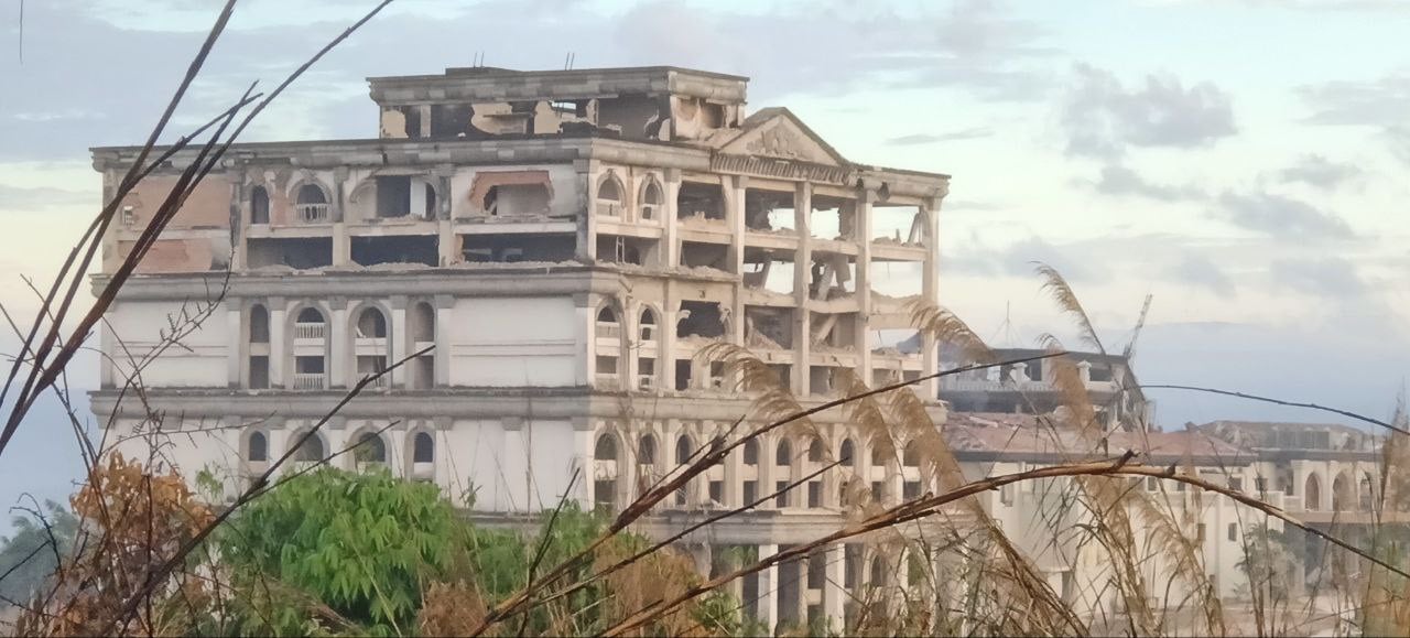 Ruins of a casino and resort in Thmor Da commune, Pursat province, after being struck by Thai fighter jets. Dec. 13, 2025. (AKP)